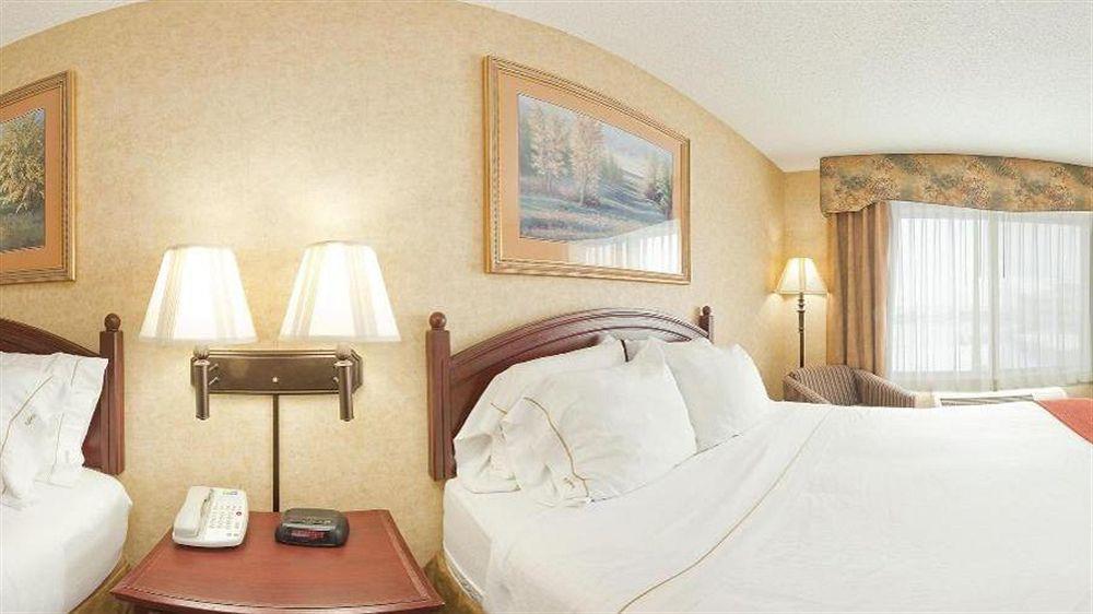 Holiday Inn Express Hotel & Suites Bismarck By Ihg Esterno foto