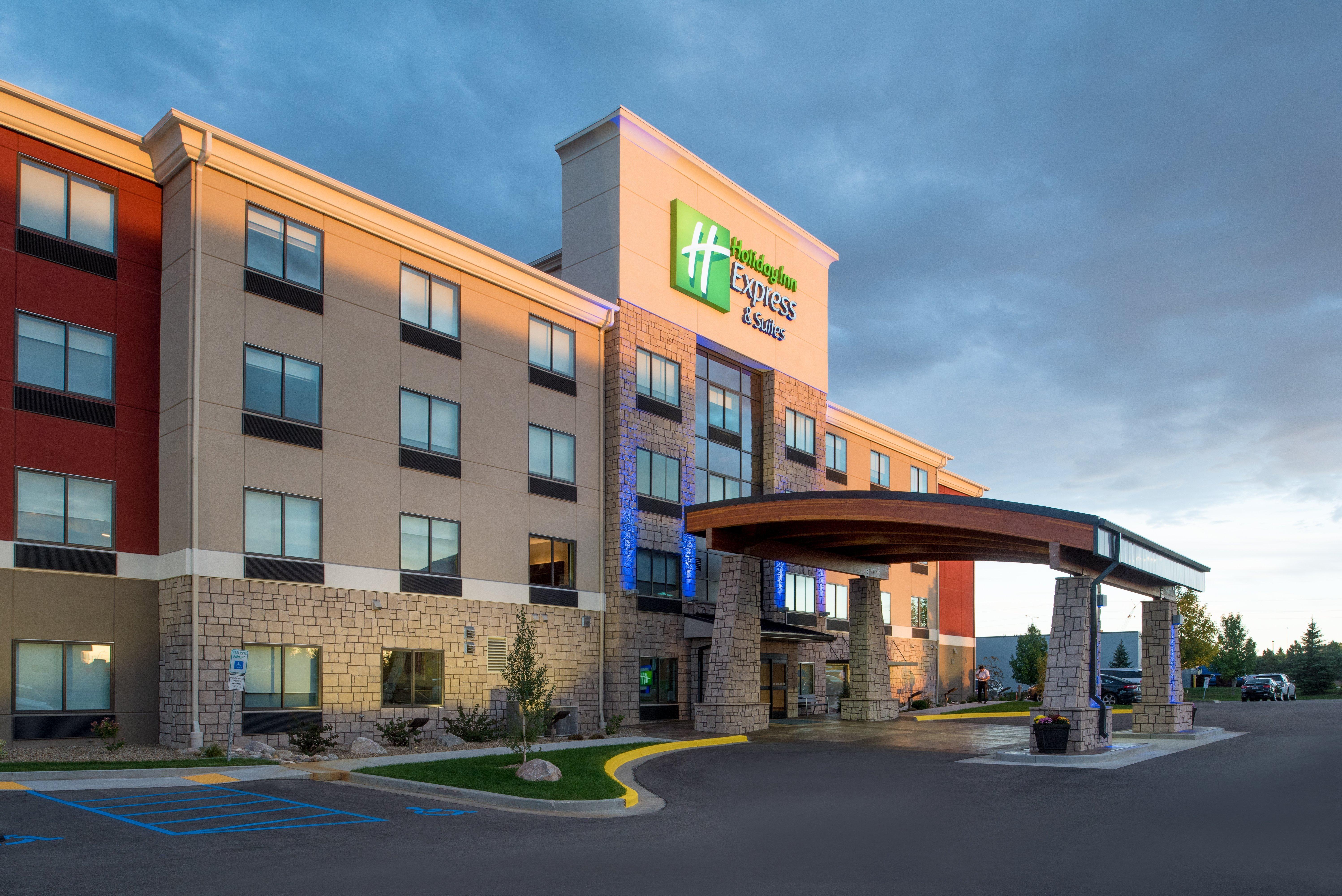 Holiday Inn Express Hotel & Suites Bismarck By Ihg Esterno foto