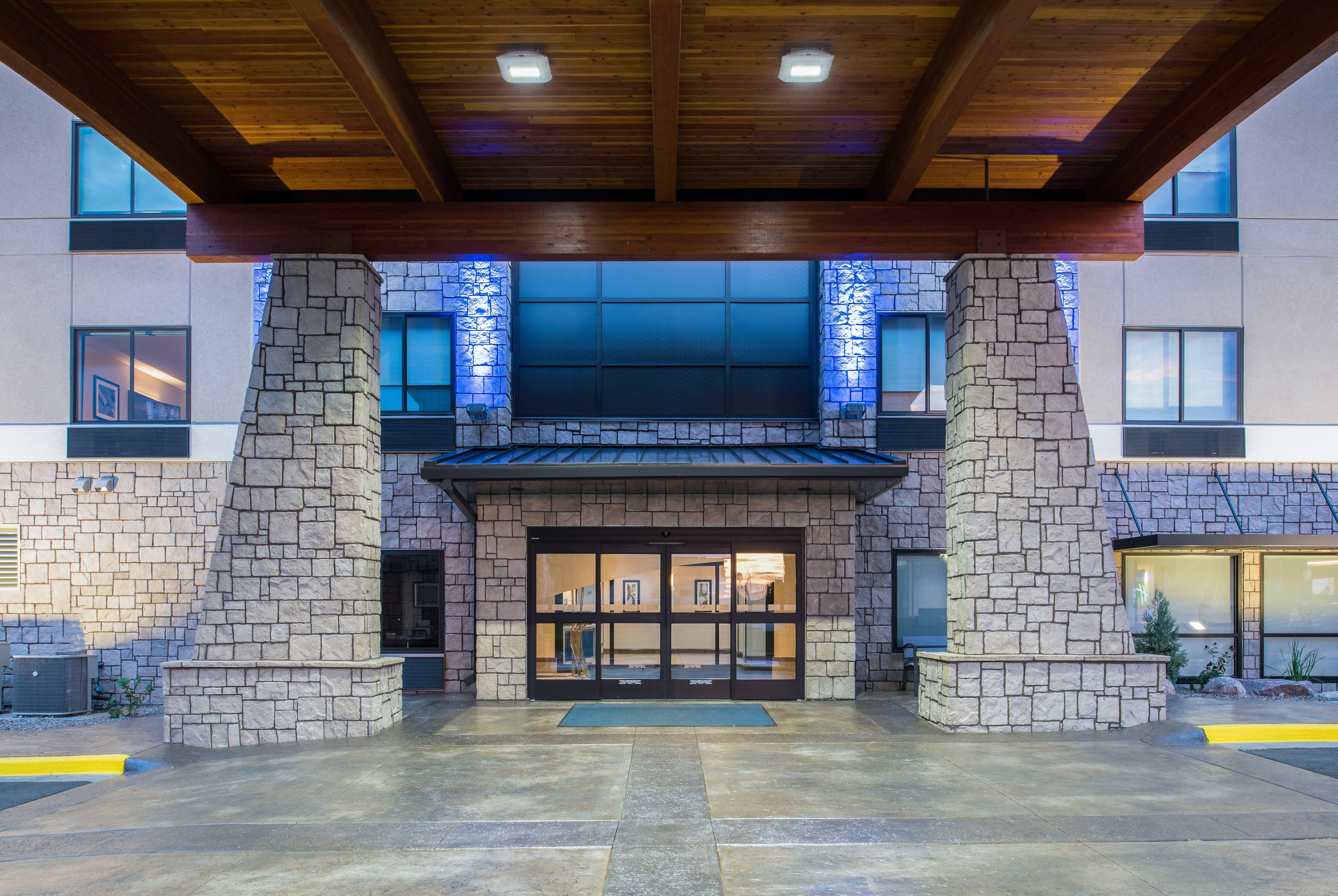 Holiday Inn Express Hotel & Suites Bismarck By Ihg Esterno foto