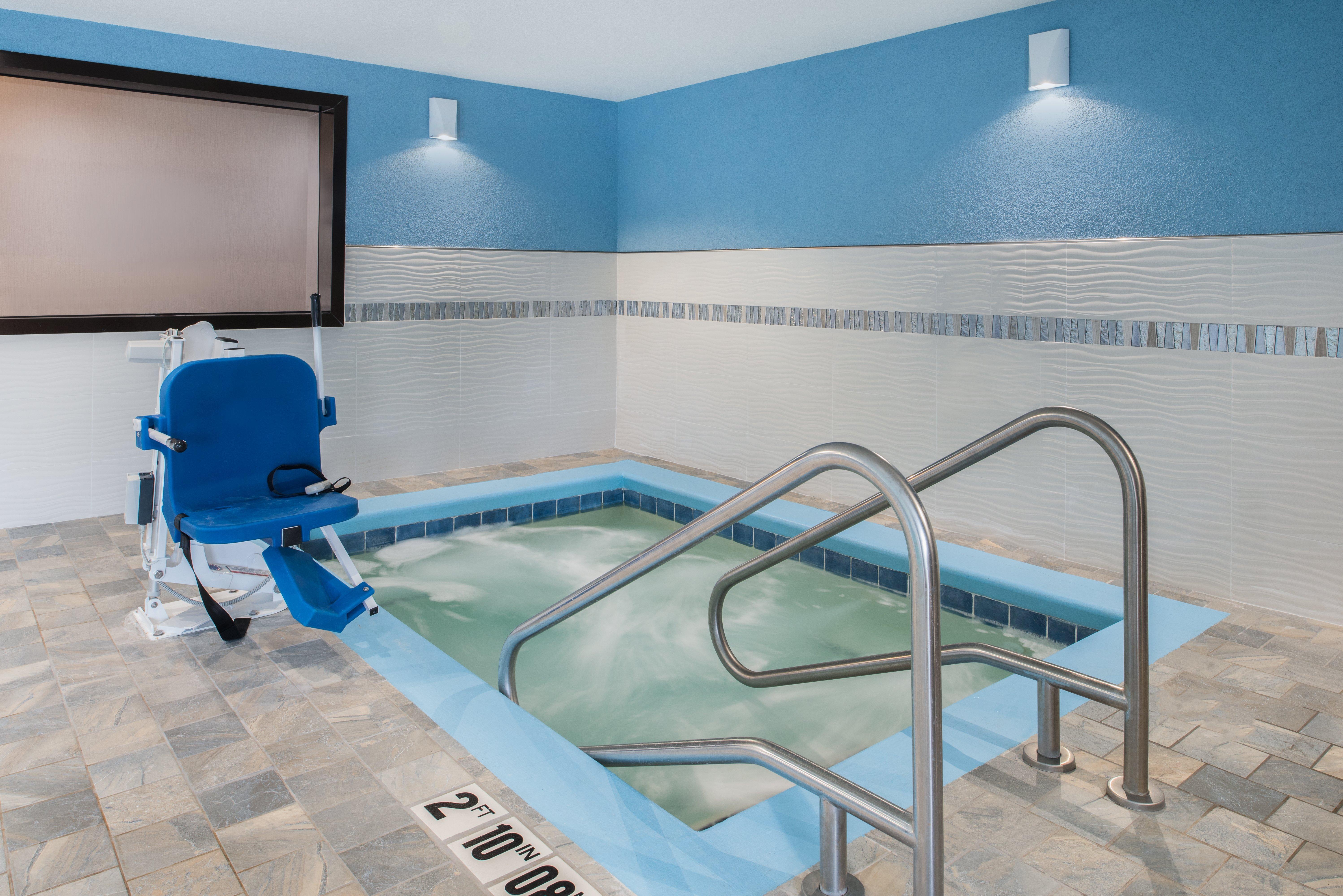 Holiday Inn Express Hotel & Suites Bismarck By Ihg Esterno foto