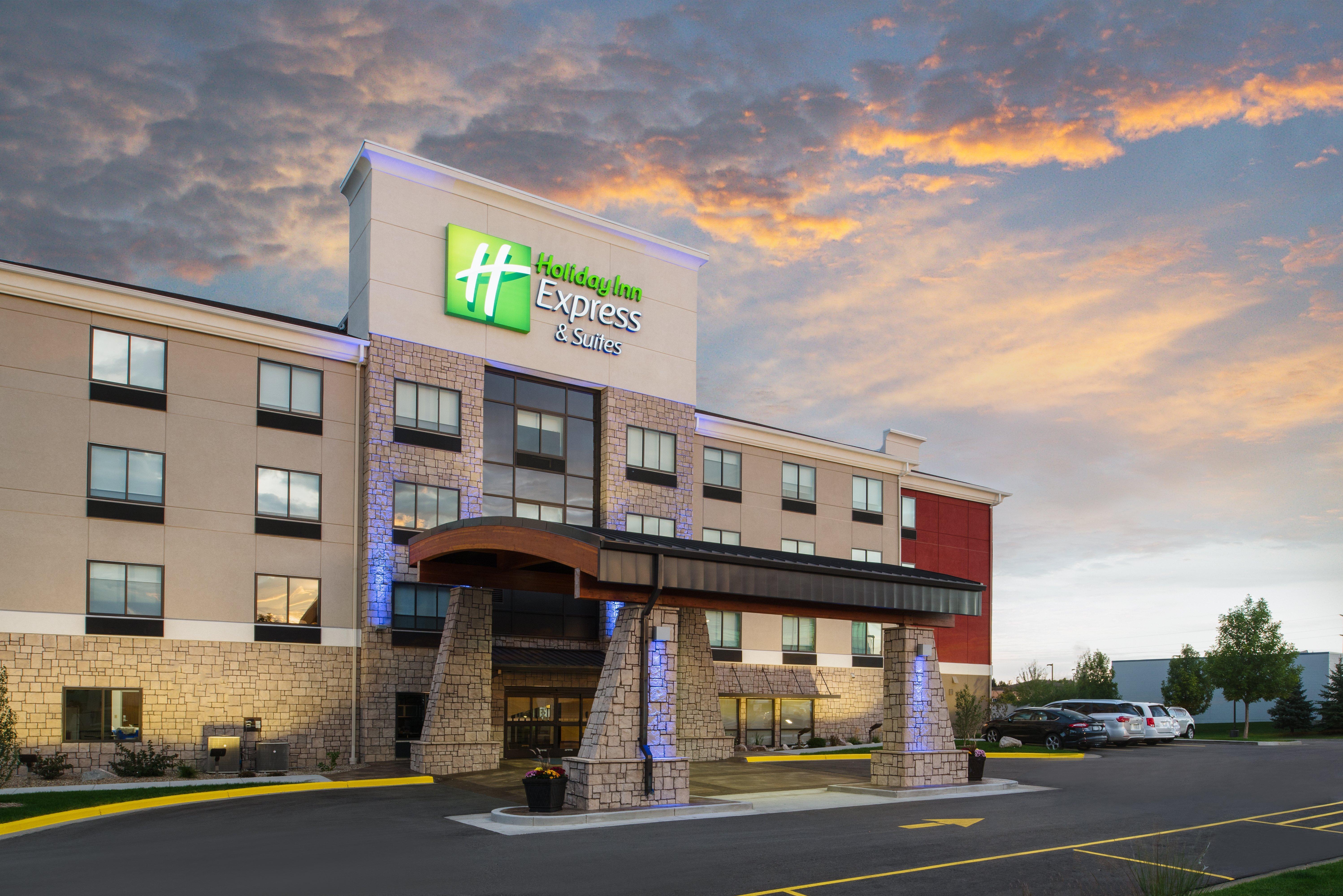 Holiday Inn Express Hotel & Suites Bismarck By Ihg Esterno foto