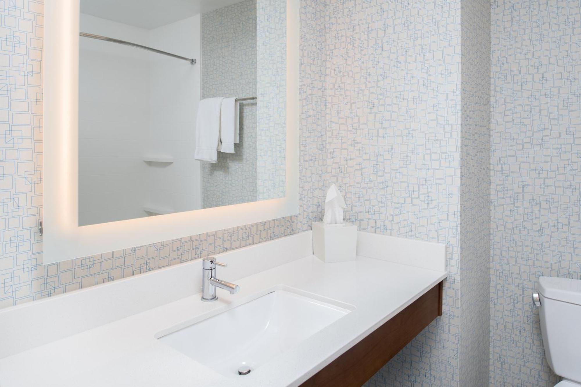 Holiday Inn Express Hotel & Suites Bismarck By Ihg Esterno foto