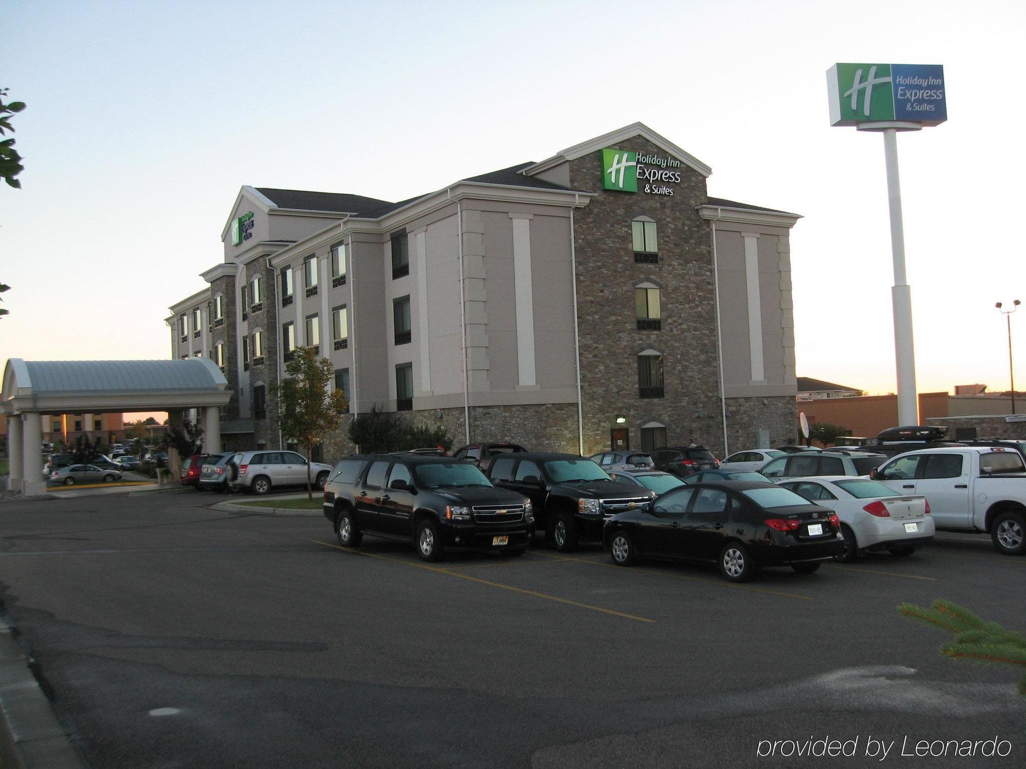 Holiday Inn Express Hotel & Suites Bismarck By Ihg Esterno foto