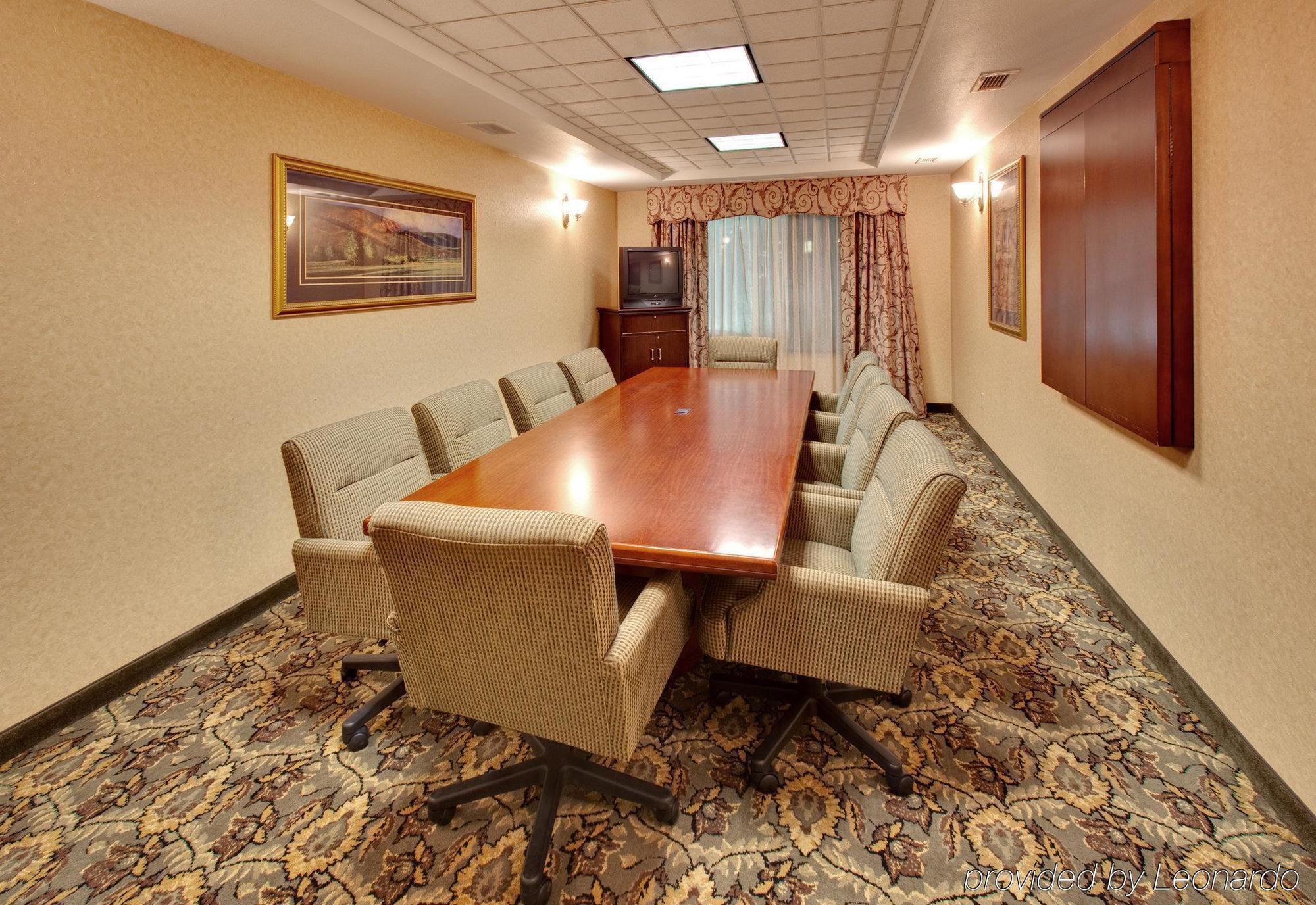 Holiday Inn Express Hotel & Suites Bismarck By Ihg Servizi foto